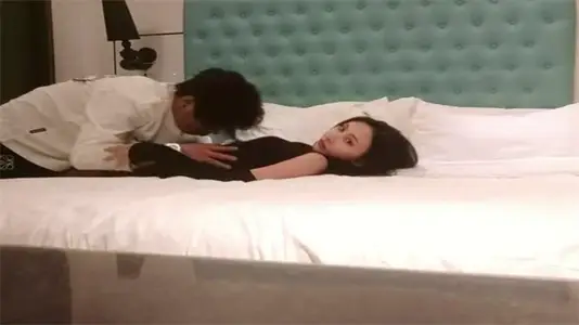 利哥探花×风情御姐：极品熟女湿身诱惑，呻吟声浪太会撩！