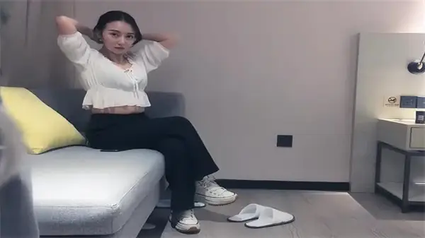 文静气质168CM高挑外围美女，隔着内裤揉捏肉棒，乖巧听话任你摆布